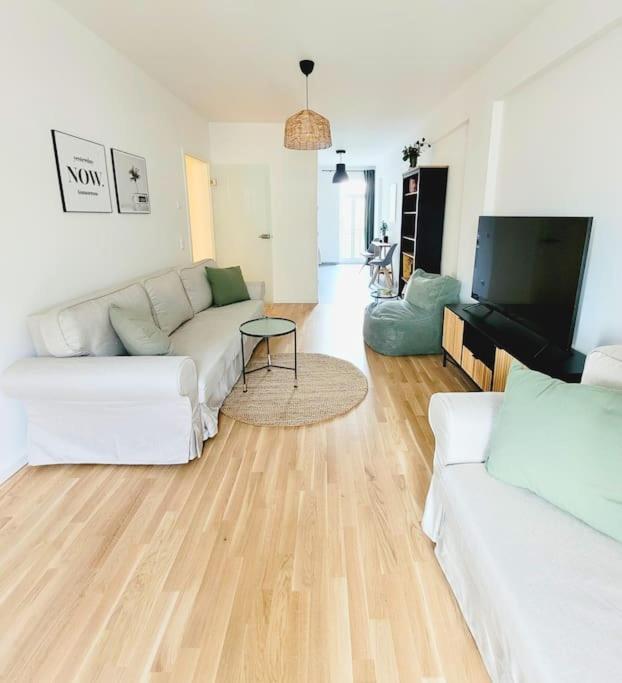 Stylisches Zentrales City-Apartment Mit 2 Balkonen لبسيا المظهر الخارجي الصورة
