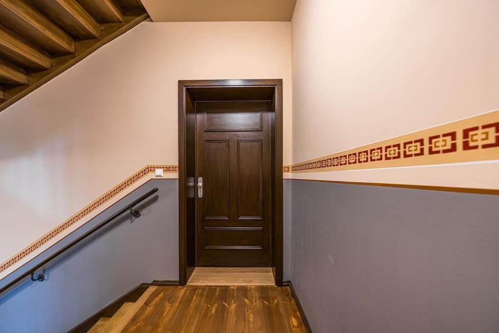Stylisches Zentrales City-Apartment Mit 2 Balkonen لبسيا المظهر الخارجي الصورة