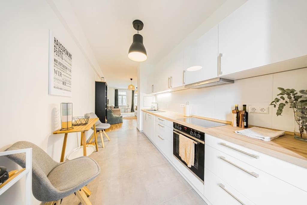 Stylisches Zentrales City-Apartment Mit 2 Balkonen لبسيا المظهر الخارجي الصورة