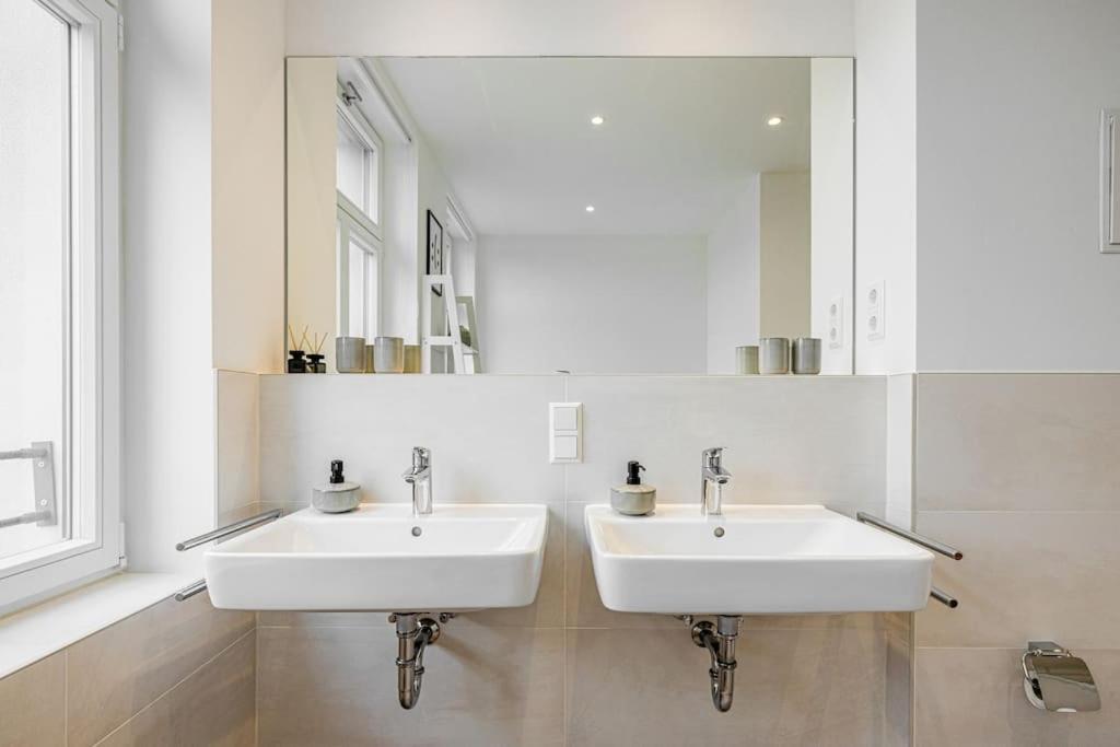 Stylisches Zentrales City-Apartment Mit 2 Balkonen لبسيا المظهر الخارجي الصورة