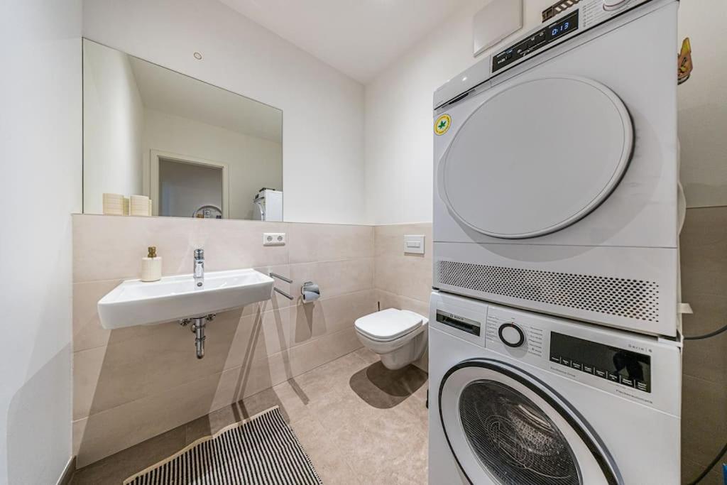 Stylisches Zentrales City-Apartment Mit 2 Balkonen لبسيا المظهر الخارجي الصورة