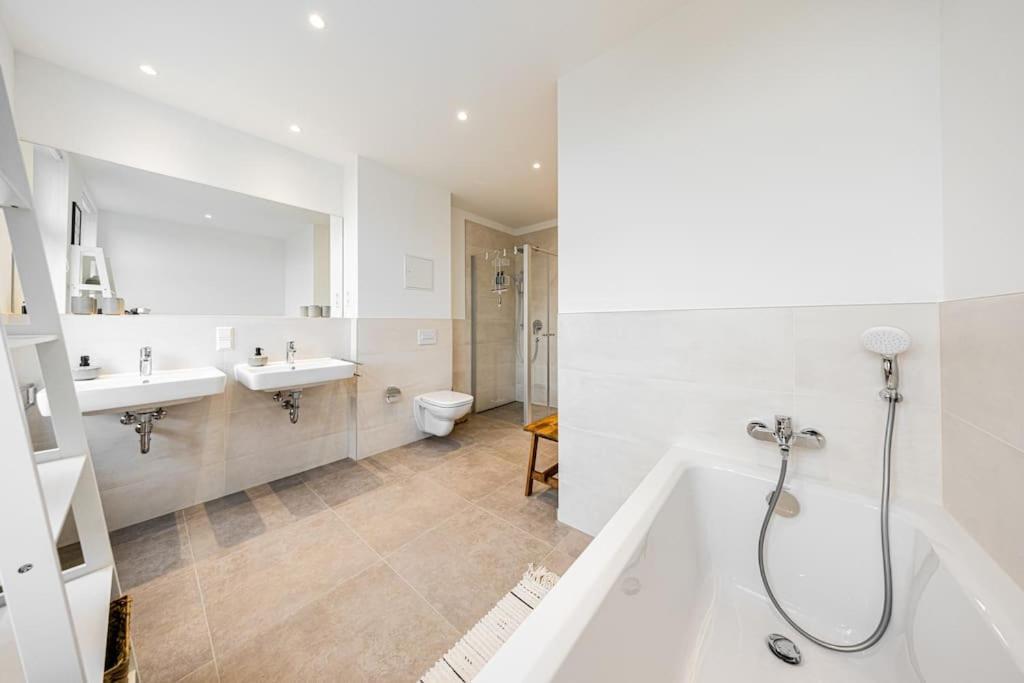 Stylisches Zentrales City-Apartment Mit 2 Balkonen لبسيا المظهر الخارجي الصورة