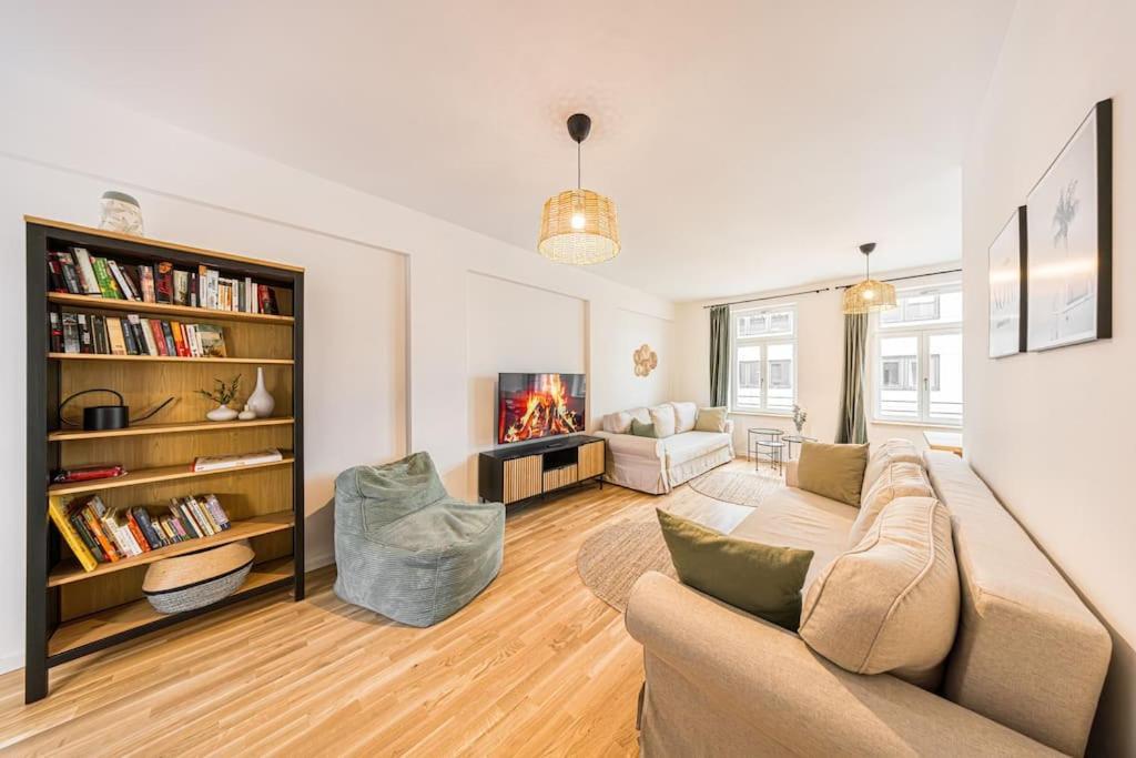 Stylisches Zentrales City-Apartment Mit 2 Balkonen لبسيا المظهر الخارجي الصورة