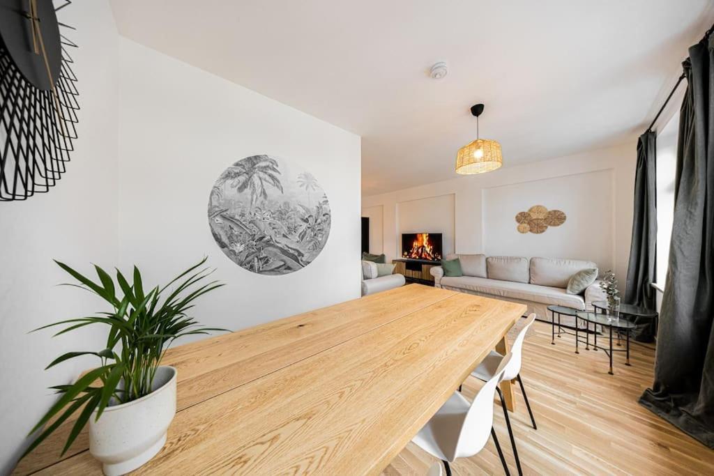 Stylisches Zentrales City-Apartment Mit 2 Balkonen لبسيا المظهر الخارجي الصورة